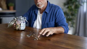 A fost promulgată legea care protejează pensionarii