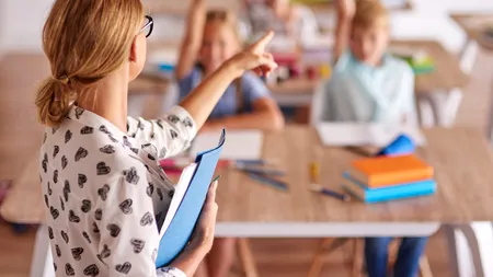 ”România educată”, dar nu acum! Comisia Europeană dă de pământ cu învățământul din țara noastră