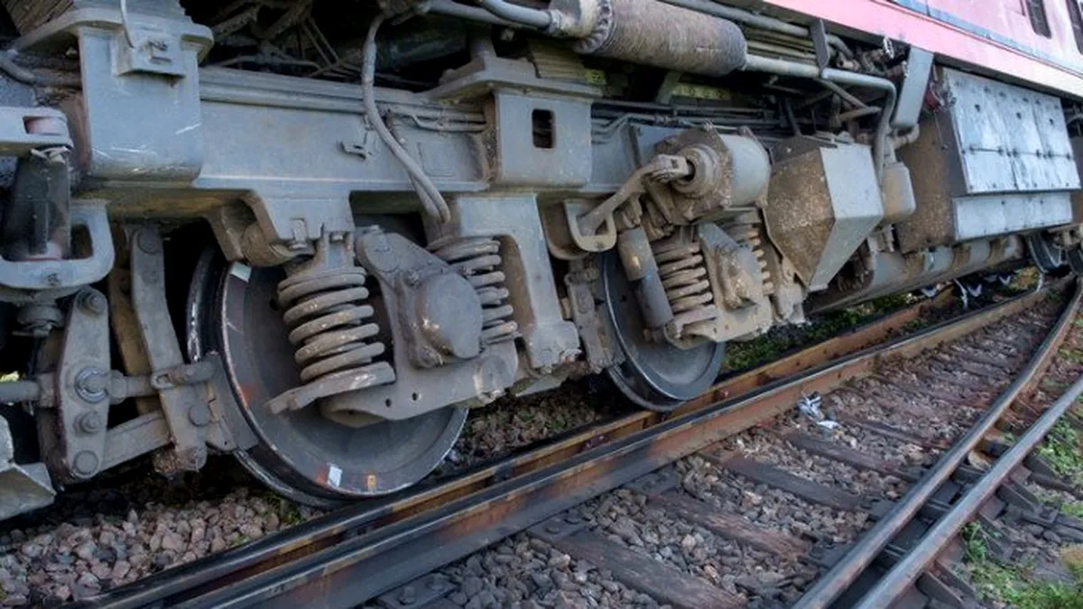 Accident feroviar grav. Un tren a lovit un excavator. Șoferul utilajului a murit