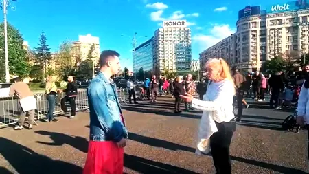 Scandal la mitingul pro-Bolojan din Piața Victoriei. Un bărbat în fustă, gonit de manifestanți