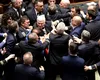 Bătaie în parlamentul italian: Zeci de deputați au agresat un parlamentar din opoziție. Acesta a fost evacuat în scaun cu rotile
