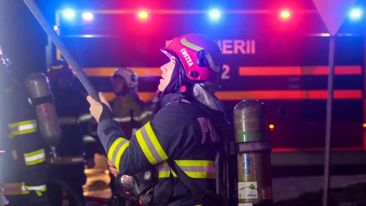 Incendiu de vegetație în apropiere de Autostrada Soarelui. Circulația, deviată pe ambele sensuri din cauza fumului