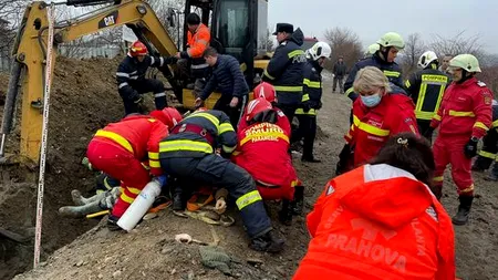Prahova: Un bărbat care lucra la reţeaua de canalizare a murit după ce a fost prins sub un mal de pământ