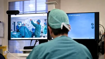 Intervenție medicală spectaculoasă. Un pacient a fost operat de un chirurg aflat la 2.400 km distanță