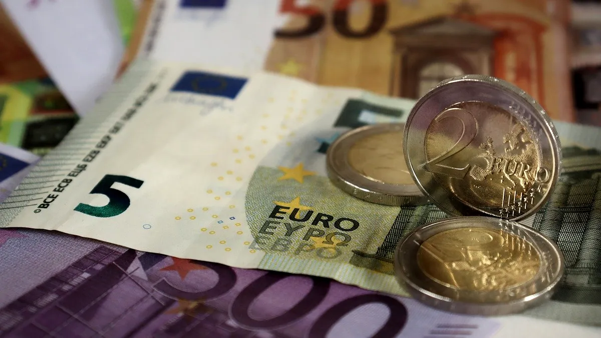 Cursul stă de joi la 4,9773 lei pentru un euro, pragul de rezistenţă de un an şi 9 luni. Când îl va străpunge şi unde ar putea să ajungă?