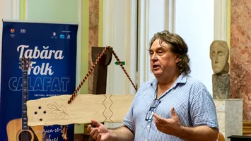 TABĂRA FOLK Calafat: opt zile de prietenie și forță artistică. „Vrei să fii bogat și frumos și talentat? Ia un tren și vino la Calafat!”
