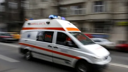 Accident grav între un autoturism și un microbuz școlar: 13 victime sunt transportate la spital