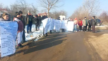 Protest într-o comună din Olt faţă de starea dezastruoasă a drumurilor (FOTO&VIDEO)