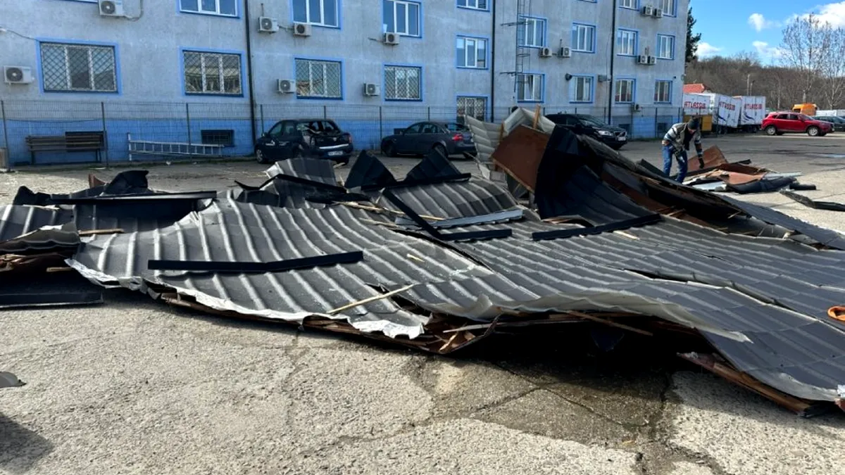 Acoperișul sediului Jandarmeriei din Suceava a fost luat de vânt