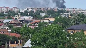 Incendiu devastator la un centru comercial din București. Intervin 12 mașini de pompieri