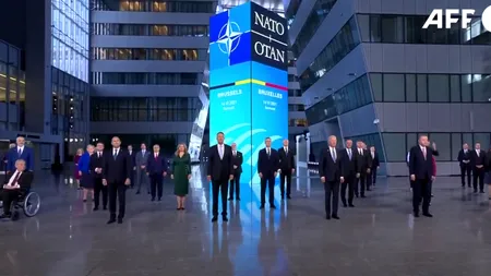Mesaj ascuns: Biden a stat între Iohannis și președintele Poloniei la fotografia de grup de la summit-ul NATO