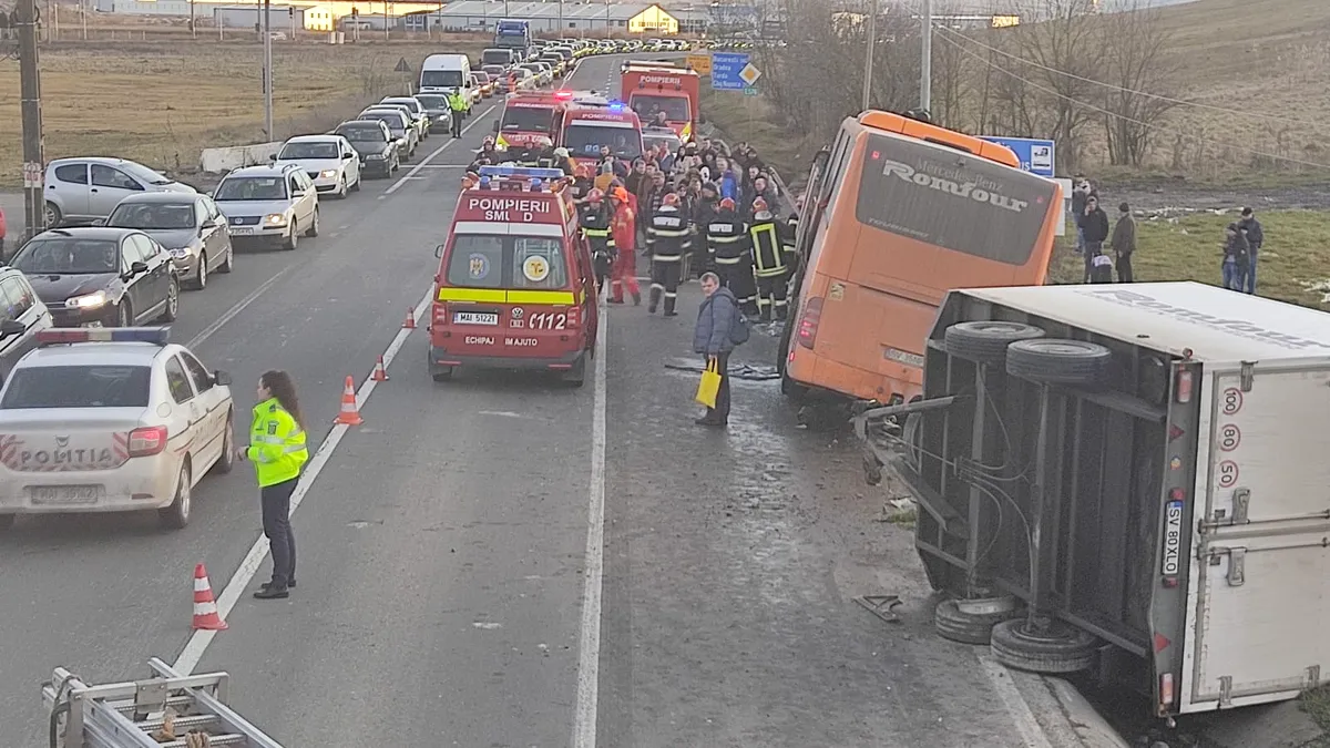 Autocar cu 52 de oameni, răsturnat la Jucu, lângă Cluj