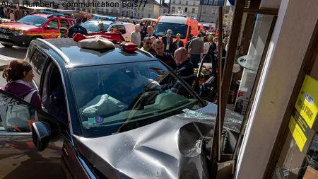 Persoane rănite în Franța. O maşină a intrat într-o terasă aglomerată