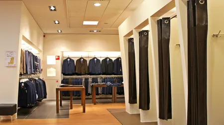 A fost găsit un pistol în cabina de probă a unui mall. Oamenii legii l-au arestat pe proprietar