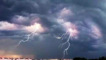 Cod Roșu de furtună. Vin tornadele!