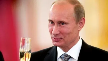 Vladimir Putin îi îndeamnă pe ruși să se vaccineze și promite că restricțiile vor dispărea după ce 70% dintre ruși vor fi vaccinați