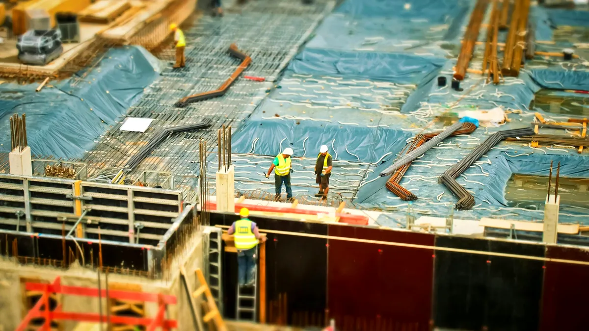Domeniul construcțiilor din România, în pragul colapsului: muncitorii pleacă, firmele dau faliment din cauza Guvernului