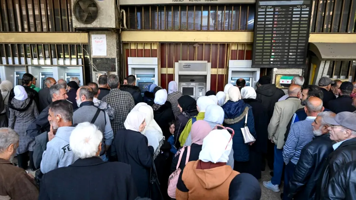 Criză de numerar: țara unde oamenii stau la coadă și o zi întreagă pentru a-și lua salariile