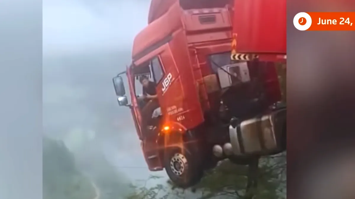 TIR în balans deasupra prăpastiei, după ce un viaduct s-a prăbușit sub cabina șoferului