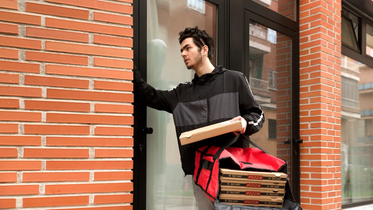 Judecători amenințați prin livrări de pizza. Sunt vizați inclusiv copiii acestora