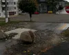 Stradă din Slănic Prahova, blocată cu bolovani uriaşi după un an de la surpare