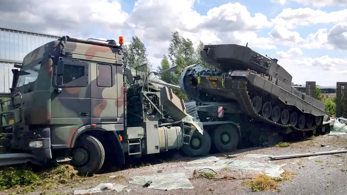 Accident cu un vehicul militar, pe Centura Capitalei. O persoană a ajuns la spital