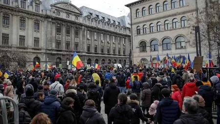 Câteva sute de protestatari s-au adunat din nou în Piața Universității din București