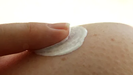 Crema cu protecție solară, extrem de periculoasă. Specialiștii trag un semnal de alarmă în 2021