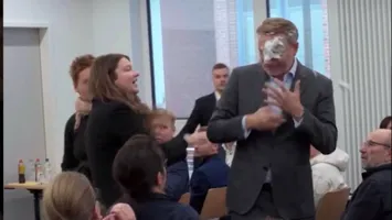 Politică asezonată cu frișcă, în varianta teutonă (Video)