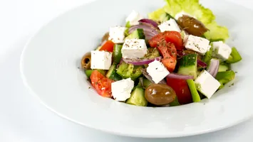 Salata cu brânză și roșii nu e atât de sănătoasă pe cât cred românii