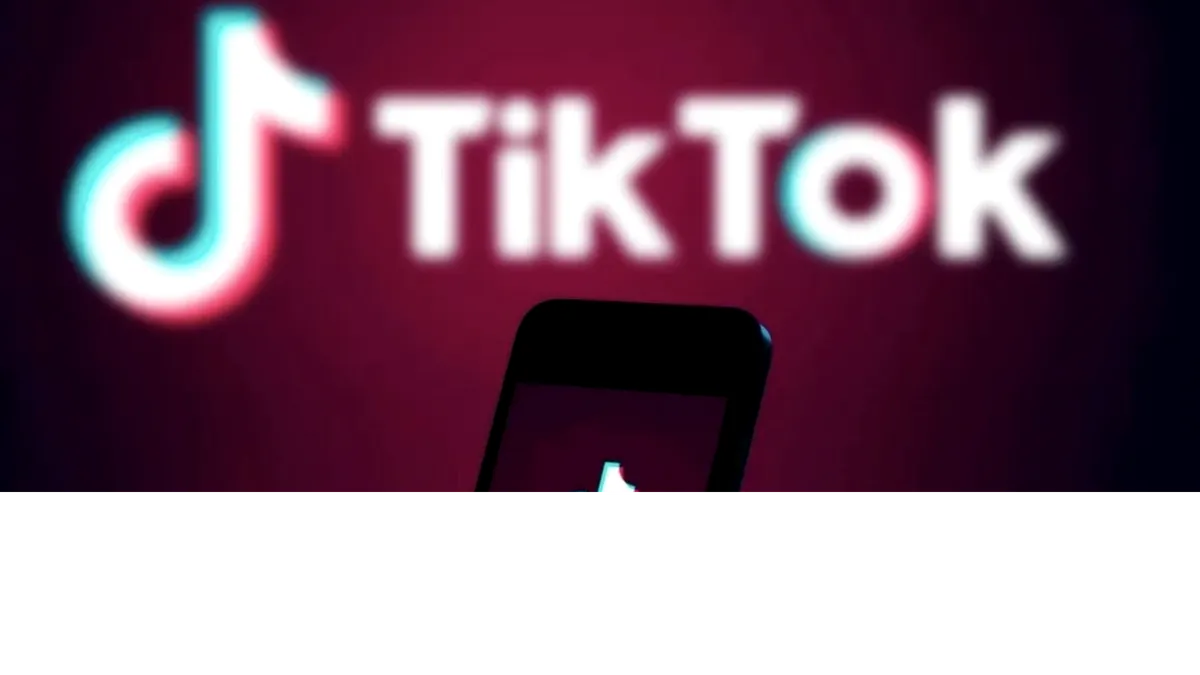 O nouă provocare periculoasă face furori pe TikTok. Tinerii își aruncă obiecte pe picioare