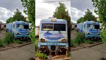 Locomotiva CFR Călători pe care nu o mai vrea nimeni. A fost lăsată în bălării, în așteptarea reparațiilor