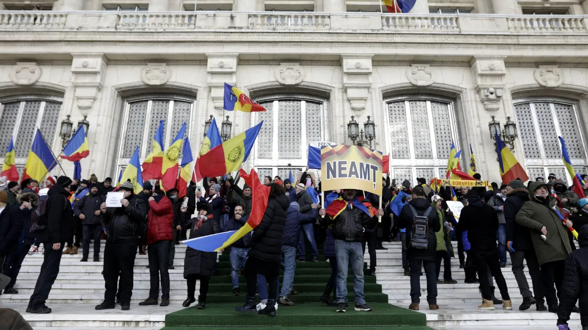 PROTEST anti certificat Covid-19 în fața Parlamentului: Manifestanții forțează intrările (FOTO/VIDEO)