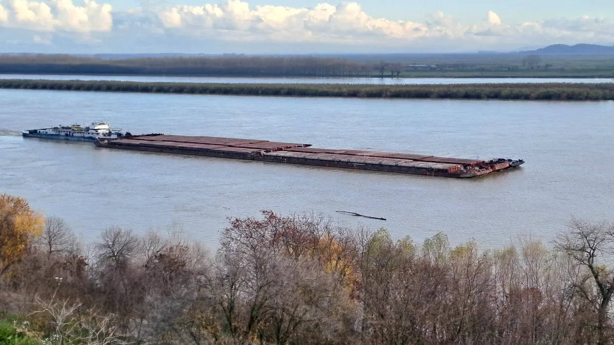 Insula formată pe Dunăre reprezintă un pericol pentru navigație și Faleza din Galați, avertizează un navigator