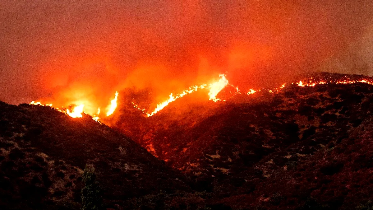 Incendiu incontrolabil în apropiere de Los Angeles: Oamenii au fost evacuați din case