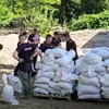 Saci cu nisip amplasați de pompieri în Bușteni. Măsură de protecție pentru a limita pagubele noului cod roșu emis