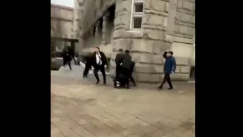 Bătaie pe tărâm american: gărzile unui președinte venit la Consiliul Păcii au altoit protestatarii VIDEO