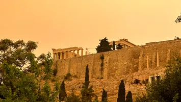 Atena și alte orașe din Grecia, acoperite de praful saharian (Foto și Video)