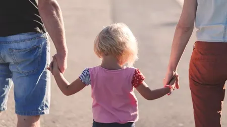 Stimulent de inserție: cum pot beneficia părinții de 1.500 lei pe lună
