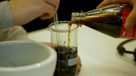 Tratamente cosmetice și soluții de curățenie cu Coca Cola