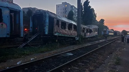 Incendiu la vagoane de tren dezafectate: Acționează 6 autospeciale (FOTO)