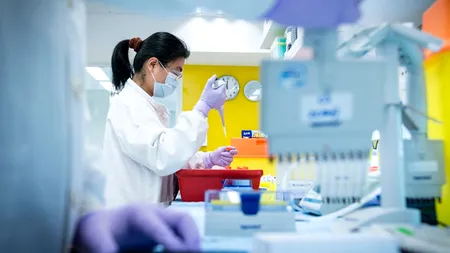 Angajament: Giganții farma din SUA sunt de acord să nu producă vaccinuri anti - Covid 19 cu ”aprobări premature”