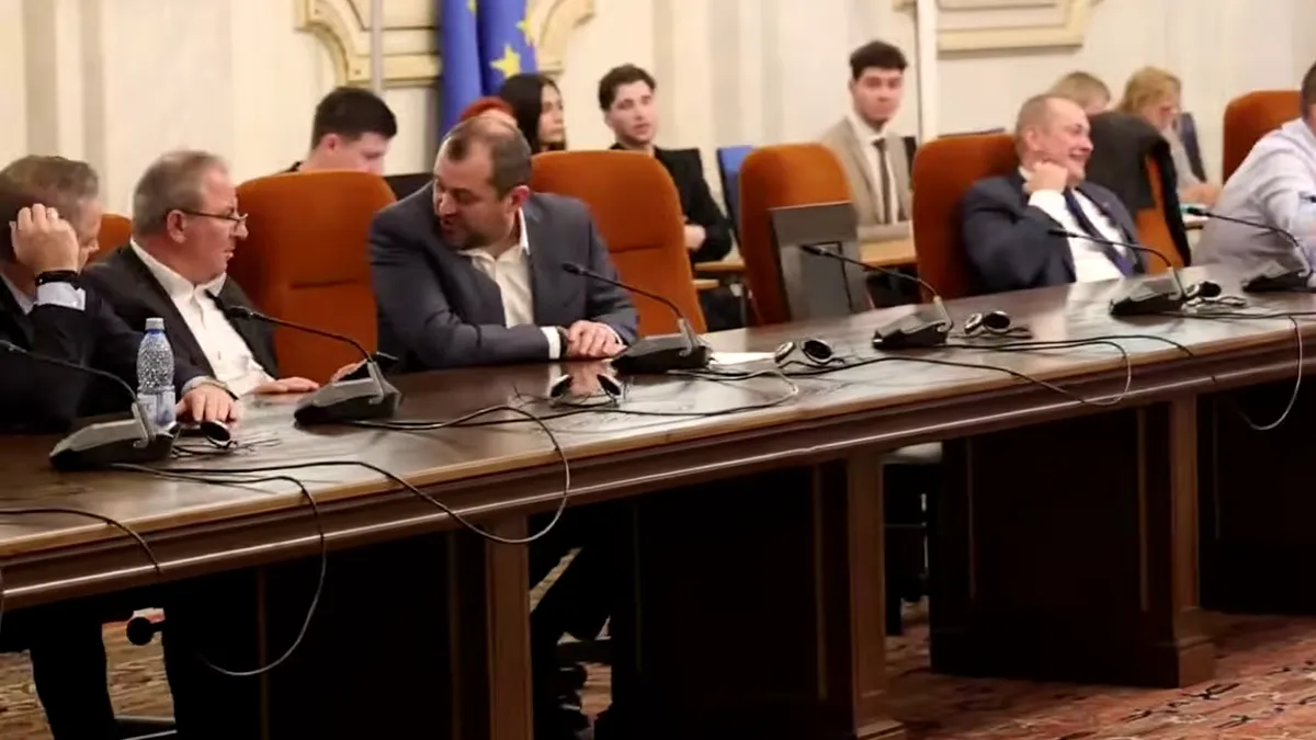 VIDEO | „Să nu fie un chatbot dl ministru”. Costinel-Bogdan Dumitru, așteptat aproape o jumătate de oră de comisiile parlamentare