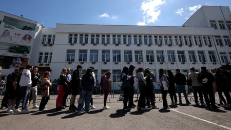 Coadă la vot. Românii din țară așteaptă și câte 30 de minute să voteze