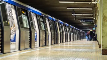 Incident grav la metrou. Un tânăr a rămas prins între tren și peron