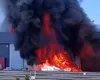Incendiu de proporții la Iași: hală a unei firme de curierat, mistuită de flăcări