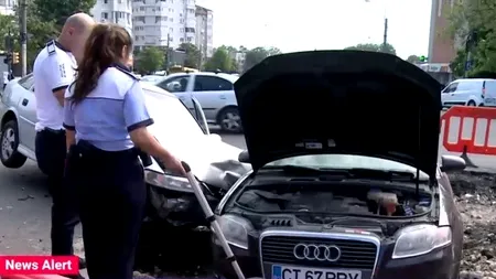 Constanța: Două mașini au ajuns într-o groapă săpată pentru repararea unei avarii