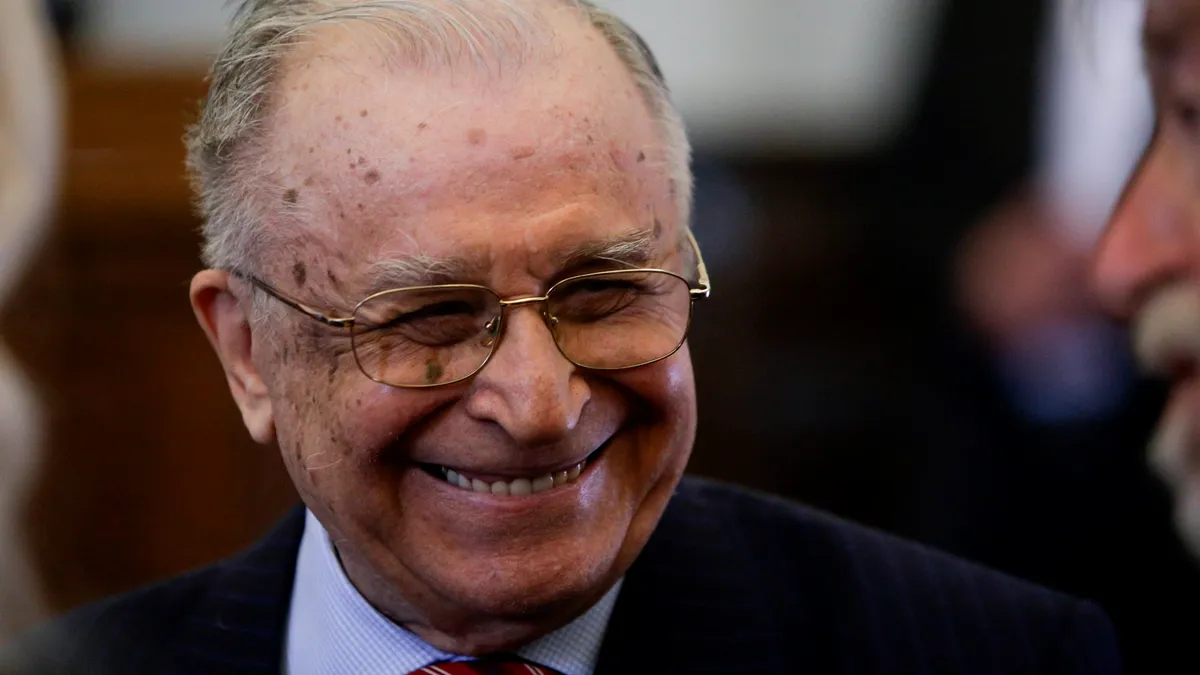 Scandal la reședința lui Ion Iliescu. Protestatarii #Rezist au adus un pat de penitenciar și cătușe