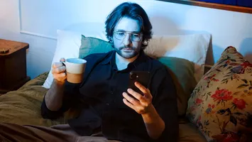 Ce ne afectează cu adevărat somnul – nu doar „lumina albastră” a ecranelor (Studiu)