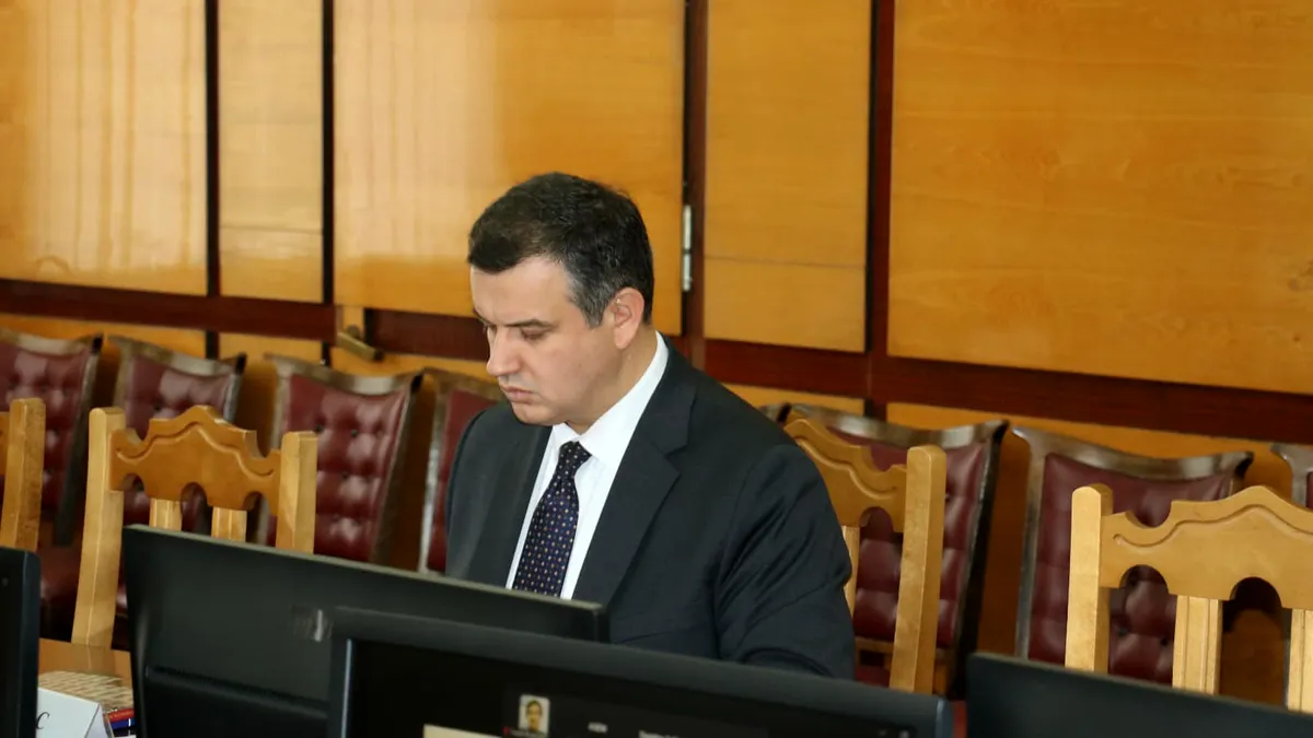 Când șoricelul vrea să se audă în concertul leilor: PMP cere demisia lui Klaus Iohannis